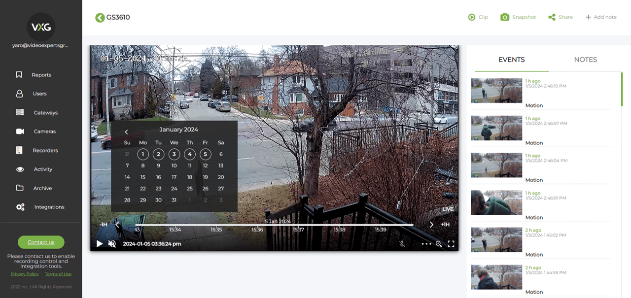 Reproduce vídeos grabados, incluyendo la reproducción hacia delante y hacia atrás fotograma a fotograma.